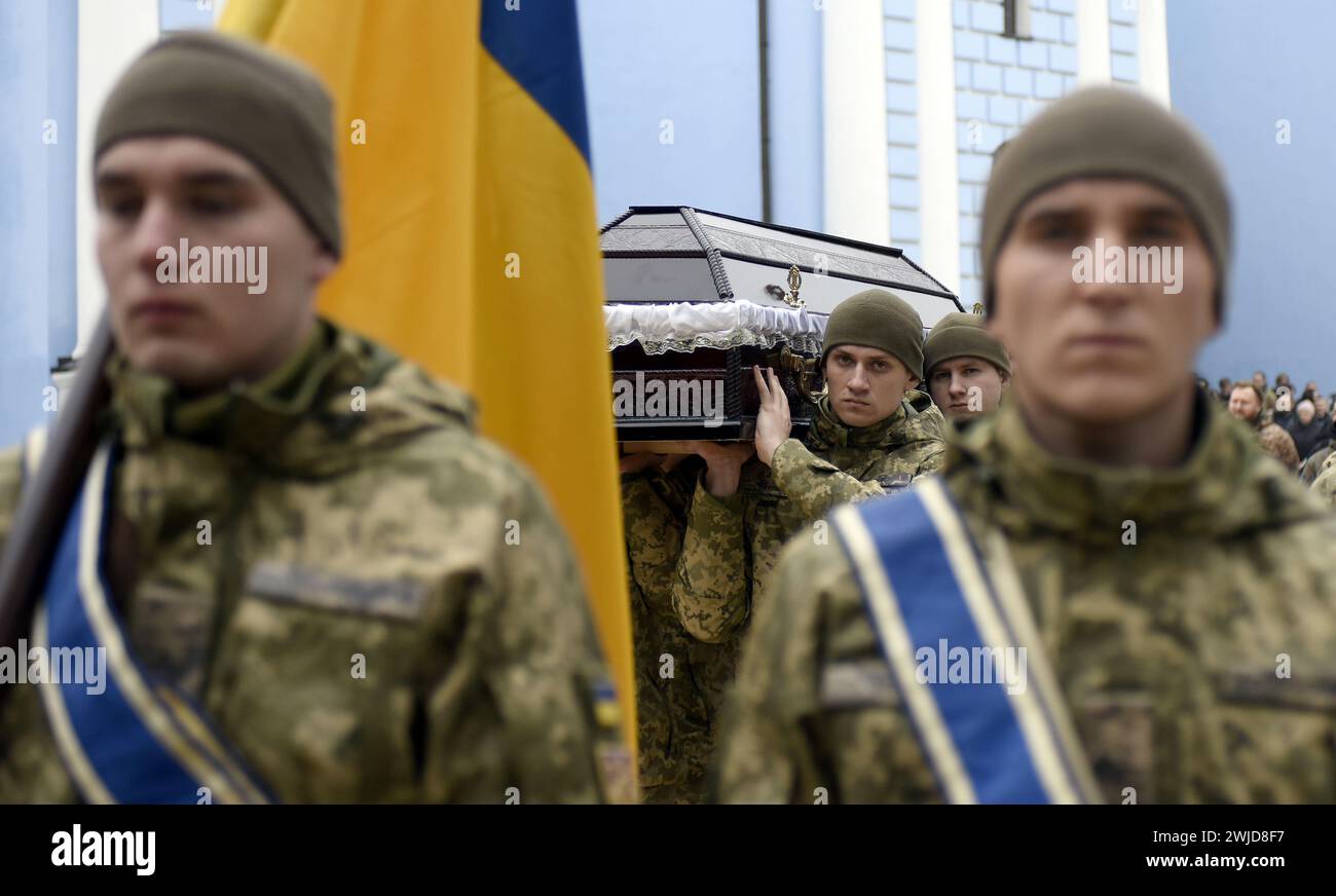 Non Exclusive: KYIV, UKRAINE - FEBRUARY 14, 2024 - Servicemen carry the ...