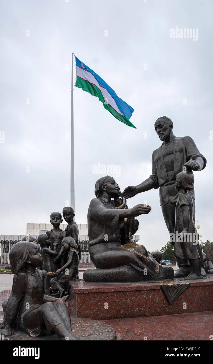 A revolutionary monument in honor of workers in front of the Palace of Friendship among the Nations, Tashkent, Uzbekistan Stock Photo