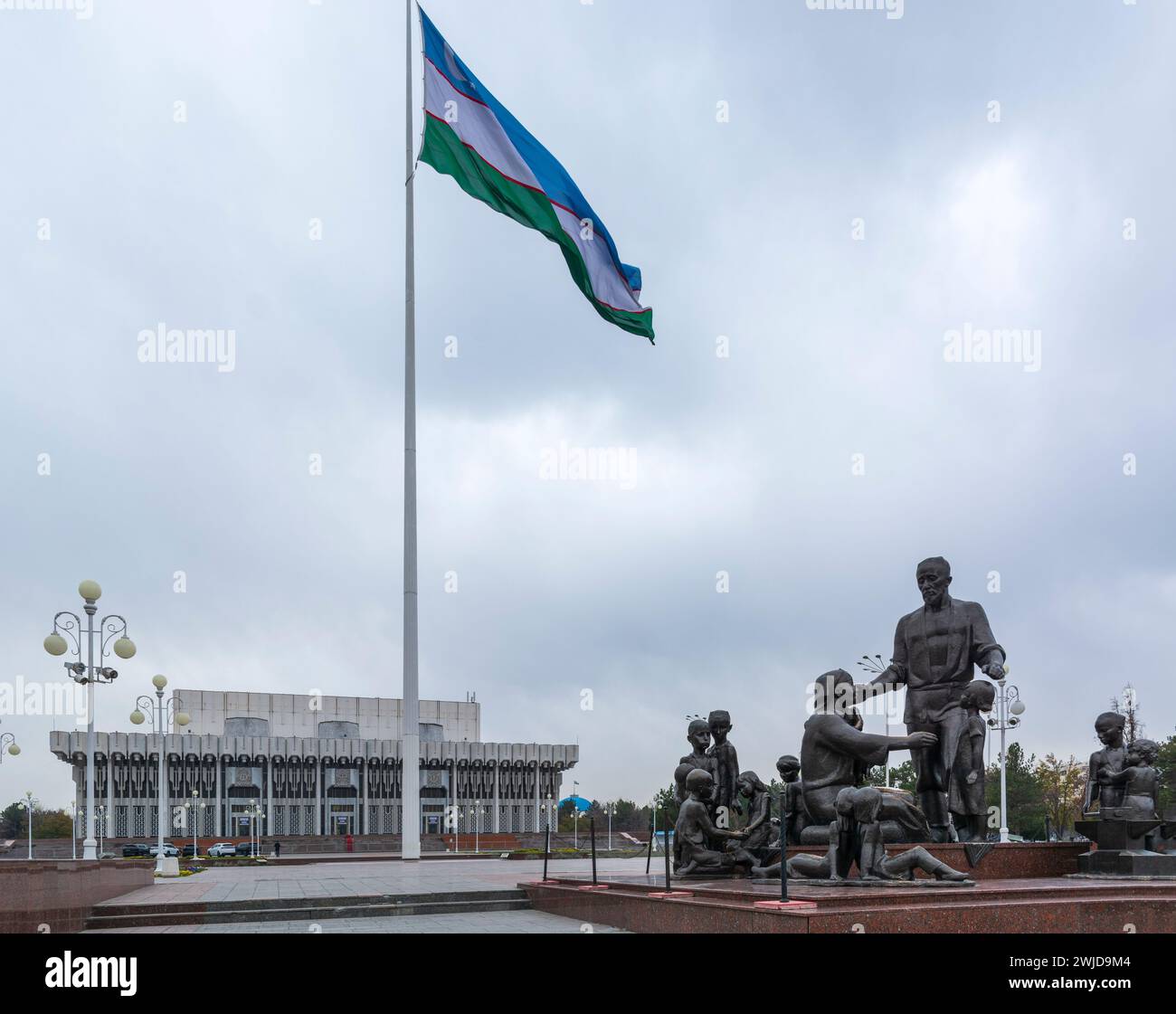 A revolutionary monument in honor of workers in front of the Palace of Friendship among the Nations, Tashkent, Uzbekistan Stock Photo