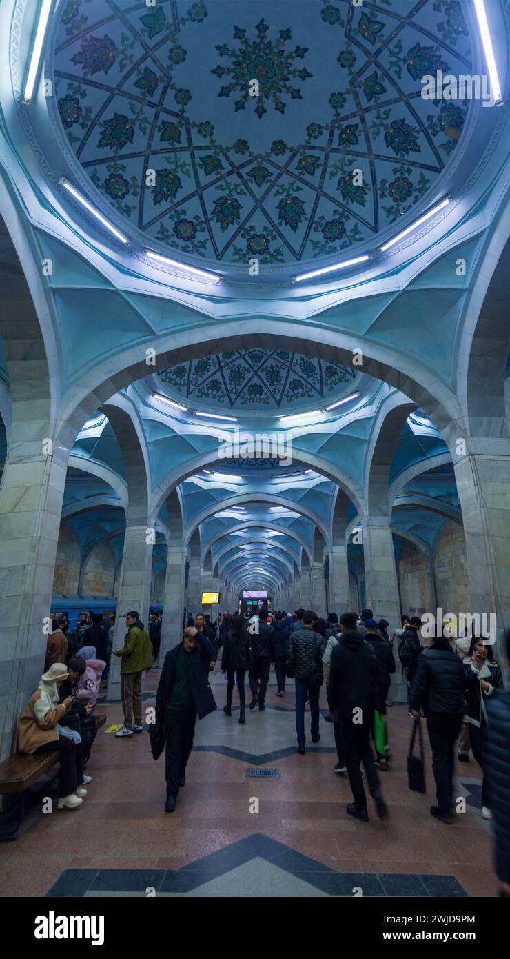 Rush hour at the Alisher Navoi subway station, Tashkent Stock Photo