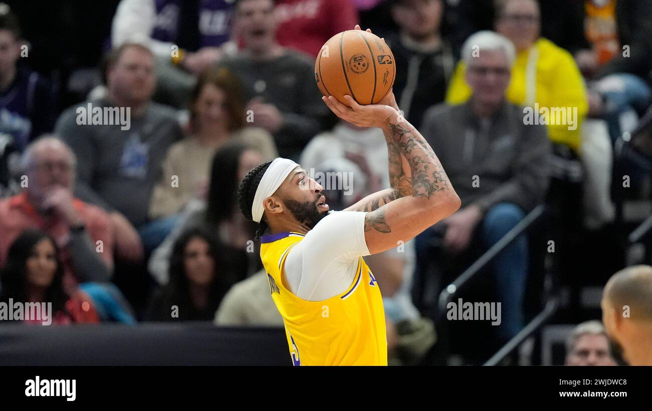 Los Angeles Lakers forward Anthony Davis shoots against the Utah Jazz ...