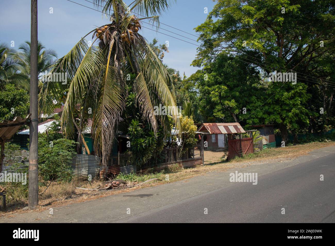 Simple and easy housing, pura vida in Costa Rica, just next to the asphalt road in jungle setting close to Puerto Velho. Stock Photo