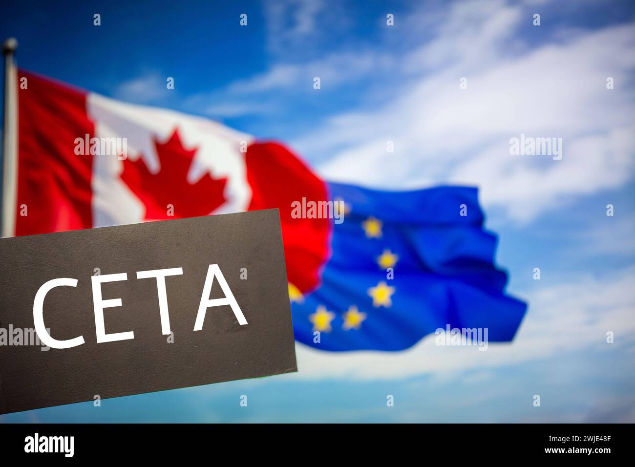 Schild mit der Aufschrift CETA vor den Flaggen von Kanada und der Europäischen Union. Die Abkürzung CETA steht für ein Freihandelsabkommen zwischen den beiden Partnern *** Sign with the inscription CETA in front of the flags of Canada and the European Union The abbreviation CETA stands for a free trade agreement between the two partners Copyright: xx Stock Photo