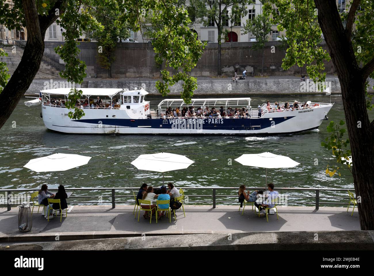 Paris (France): Paris-Plages (Paris Beaches), terraces on the walkway along the River Seine and river boat “Vedettes de Paris” on July 20, 2023. Stock Photo