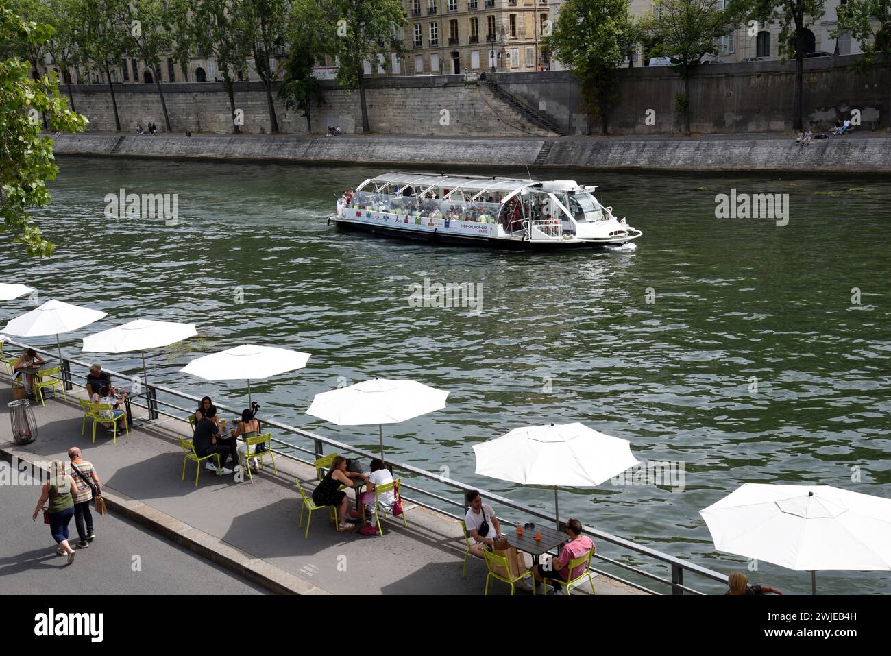 Paris (France): Paris-Plages (Paris Beaches), terraces on the walkway along the River Seine and river boat on July 20, 2023. Stock Photo