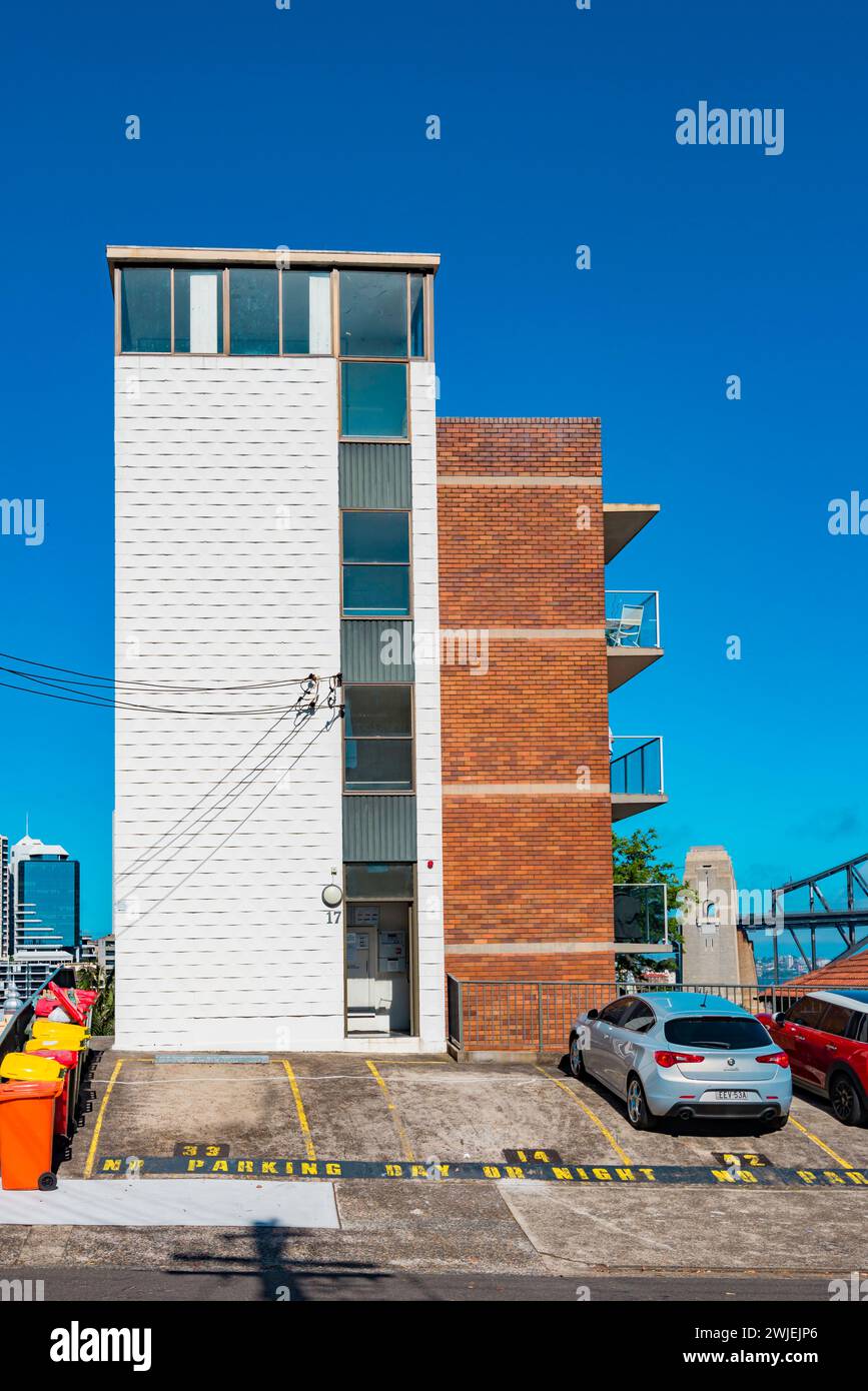 A midcentury elongated apartment block built in 1950 to take advantage of views over Lavender Bay and Sydney Harbour provides a narrow street frontage Stock Photo