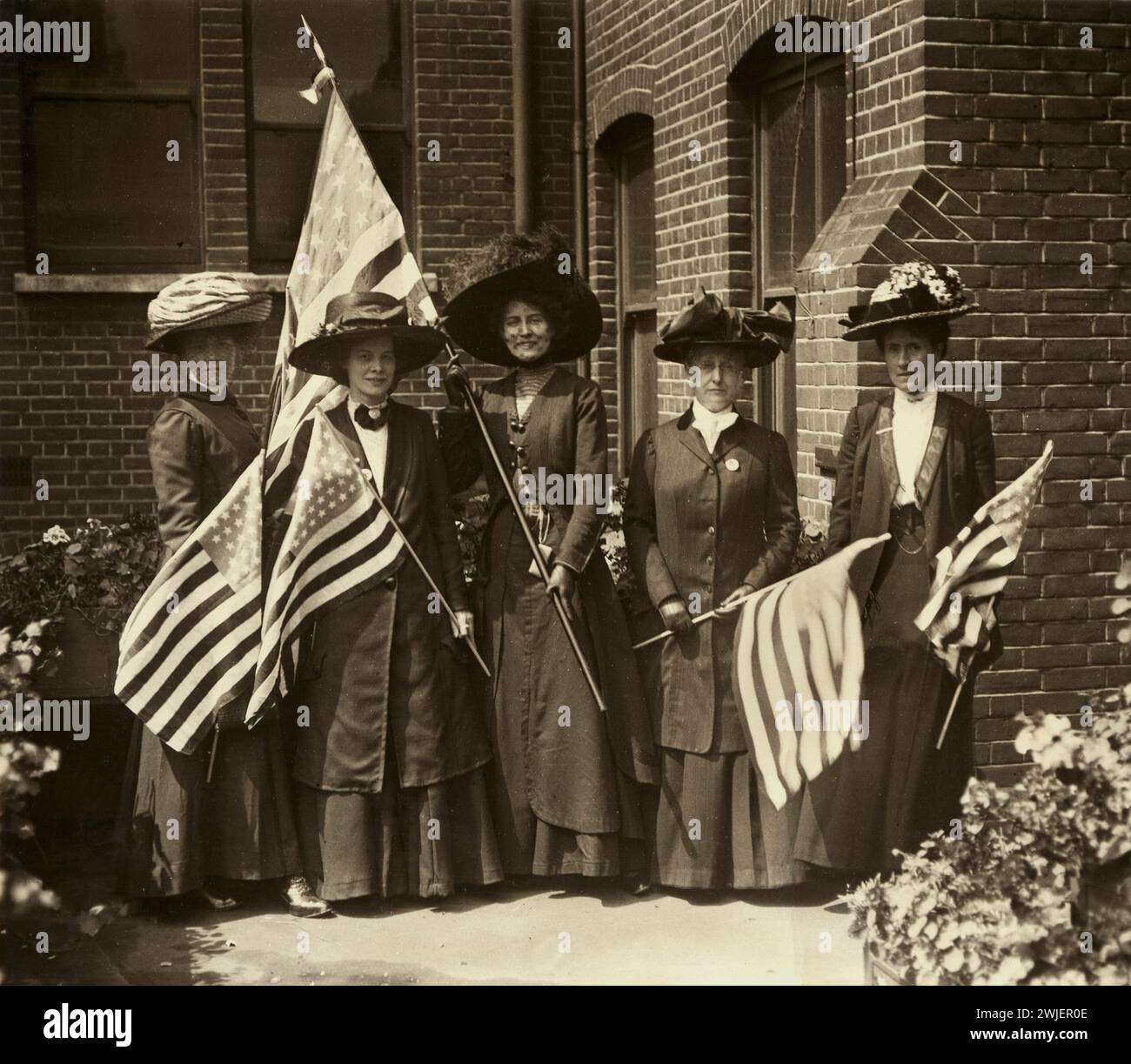 American suffragists, London, England 1910. A group of five women holding American flags;   The women were members of the American contingent that took part in the Women's Social and Political Union’s 23 July 1910 procession.   Reading from left to right they are: Miss Julia Helen Twells, Miss Elizabeth Freeman (organiser of the American movement for Women's Suffrage), Miss Maude Roosevelt (niece of President Roosevelt), Professor Lillien Jane Martin of the Stanford University, California, and Miss Ada Wright', Stock Photo