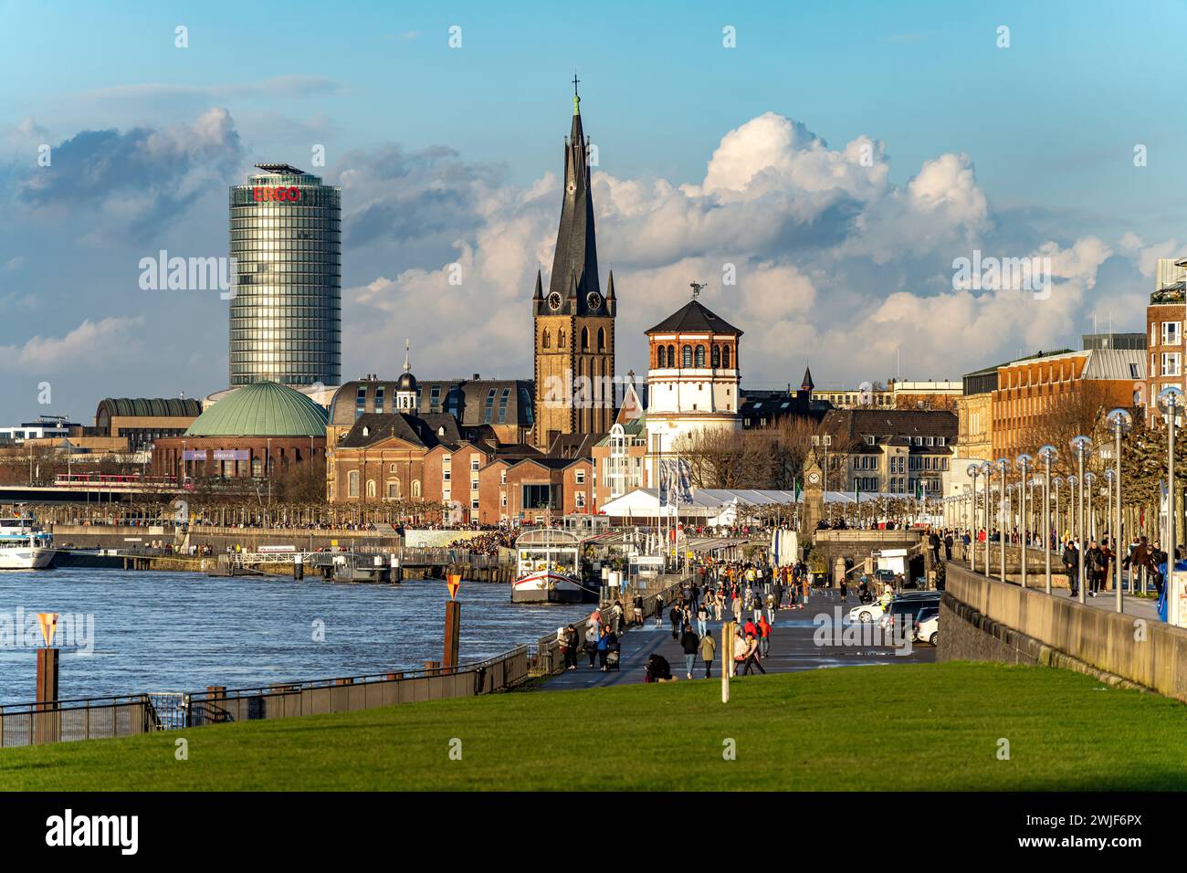 Stadtansicht mit Rheinuferpromenade, Basilika St. Lambertus, Schlossturm, Tonhalle und Ergo Tower in Düsseldorf,  Nordrhein-Westfalen, Deutschland, Eu Stock Photo