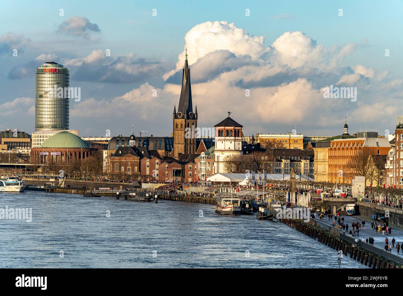 Stadtansicht mit Rheinuferpromenade, Basilika St. Lambertus, Schlossturm, Tonhalle und Ergo Tower in Düsseldorf,  Nordrhein-Westfalen, Deutschland, Eu Stock Photo