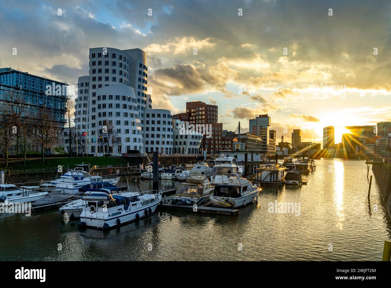 Gehry-Bauten - Neuer Zollhof am Medienhafen in Düsseldorf bei Sonnenuntergang, Nordrhein-Westfalen, Deutschland |  The New Zollhof, landmark with buil Stock Photo