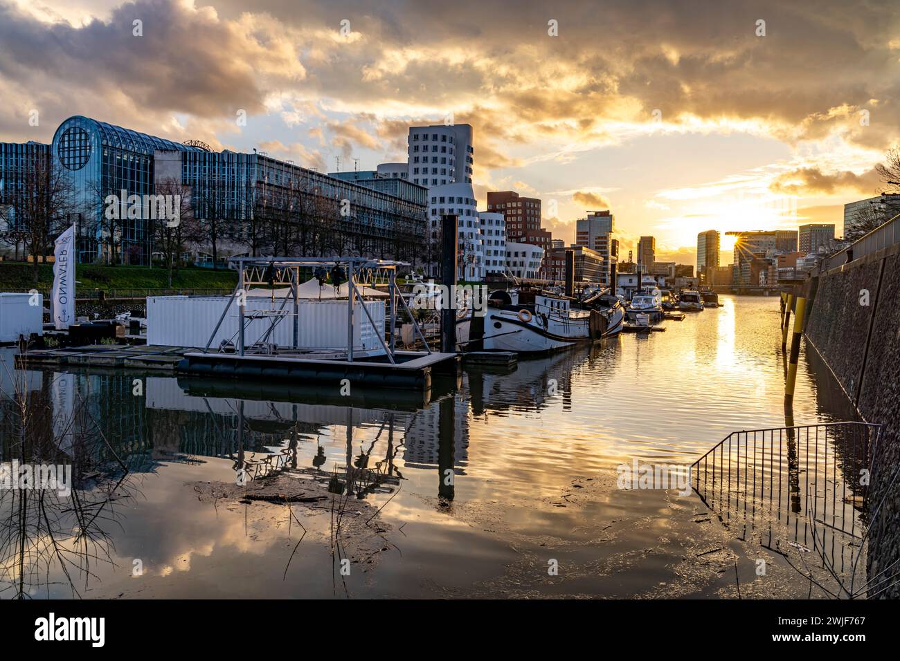 Gehry-Bauten - Neuer Zollhof am Medienhafen in Düsseldorf bei Sonnenuntergang, Nordrhein-Westfalen, Deutschland |  The New Zollhof, landmark with buil Stock Photo