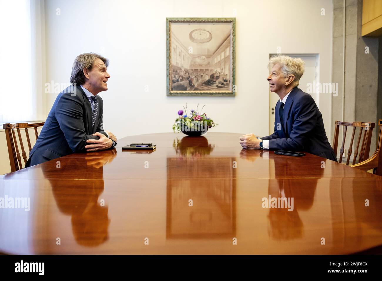 THE HAGUE - Informer Kim Putters receives his predecessor, Ronald ...