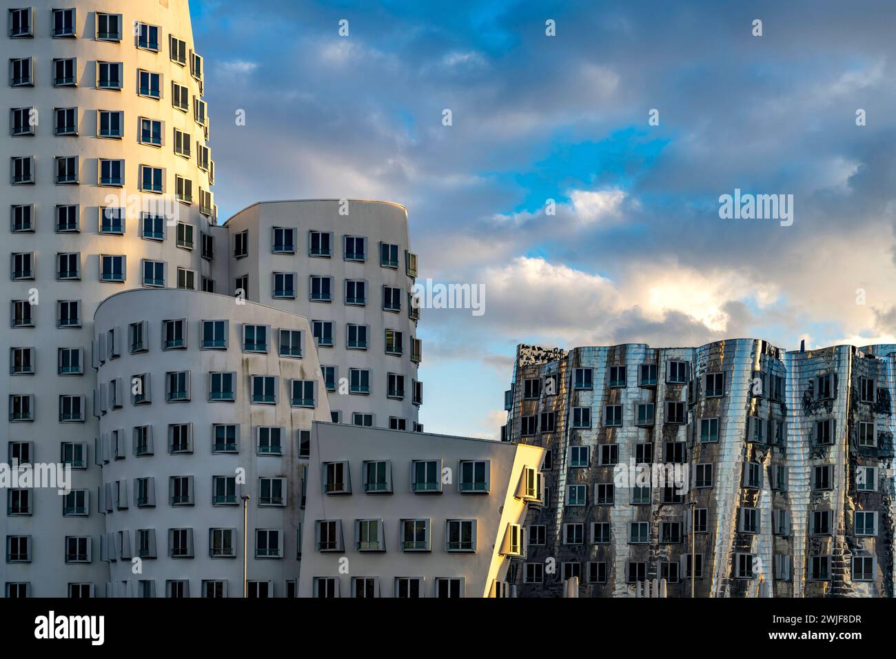 Gehry-Bauten Gehry-Bauten - Neuer Zollhof am Medienhafen in Düsseldorf, Nordrhein-Westfalen, Deutschland The Gehry Buildings at New Zollhof at the Med Stock Photo