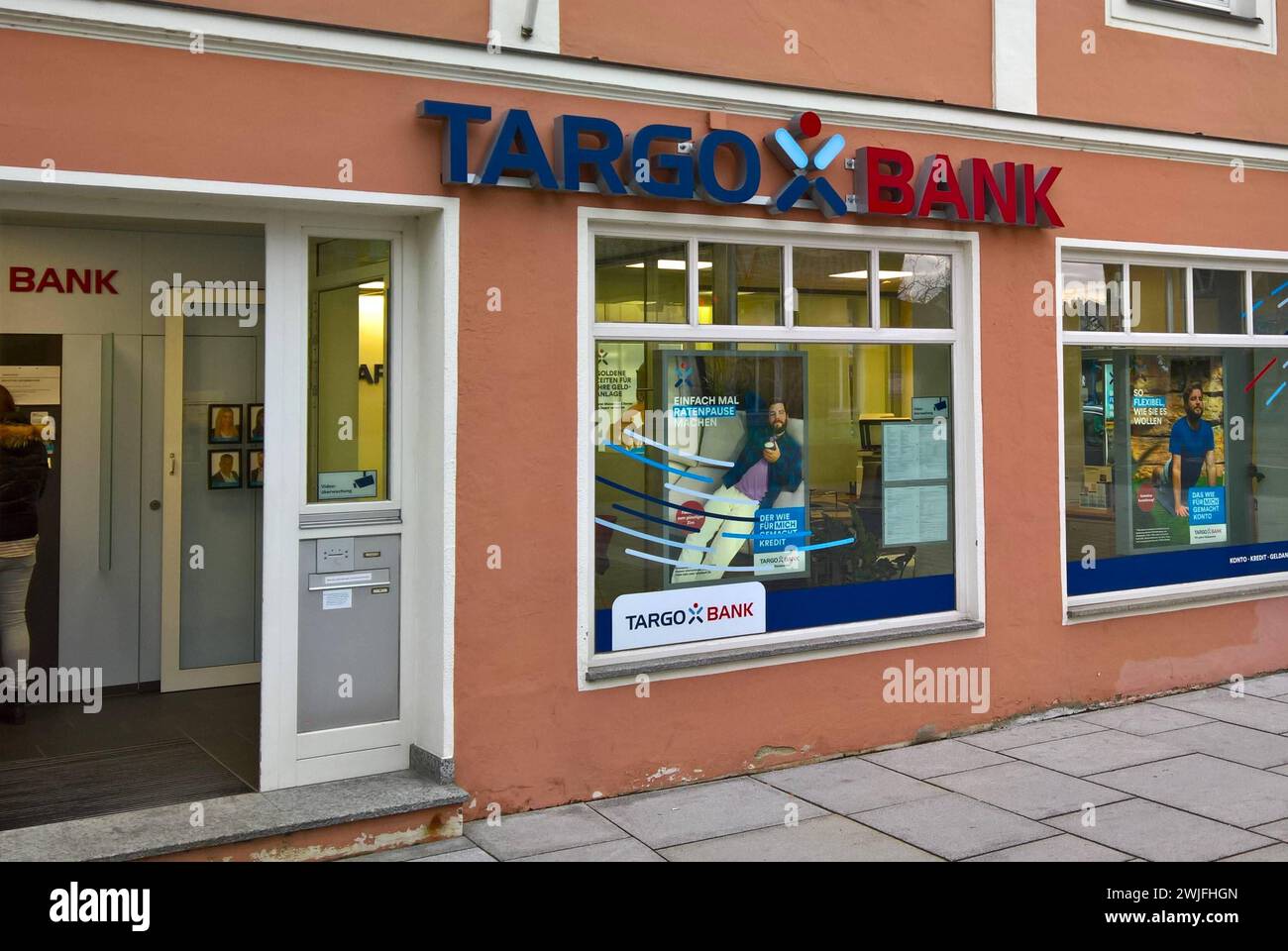 Die Targobank AG ist eine in Deutschland tätige Bank mit Sitz in Düsseldorf und ihrem Kundencenter in Duisburg. Seit 2008 ist sie Teil der französischen Genossenschaftsbank Credit Mutuel Alliance Federale mit Sitz in Strassburg, Frankreich. Sie firmierte bis 2010 als Citibank Privatkunden AG und Co KGaA und bis 1991 als Kundenkreditbank. Die Bank gehört mit rund 3,5 Millionen Kunden - Stand 2021 - zu den grossen Banken für Privat-, Geschäfts- und Firmenkunden in Deutschland und betreibt 303 Standorte in über 250 Städten in Deutschland. Sie war zunächst ein im Privatkundengeschäft tätiges Insti Stock Photo