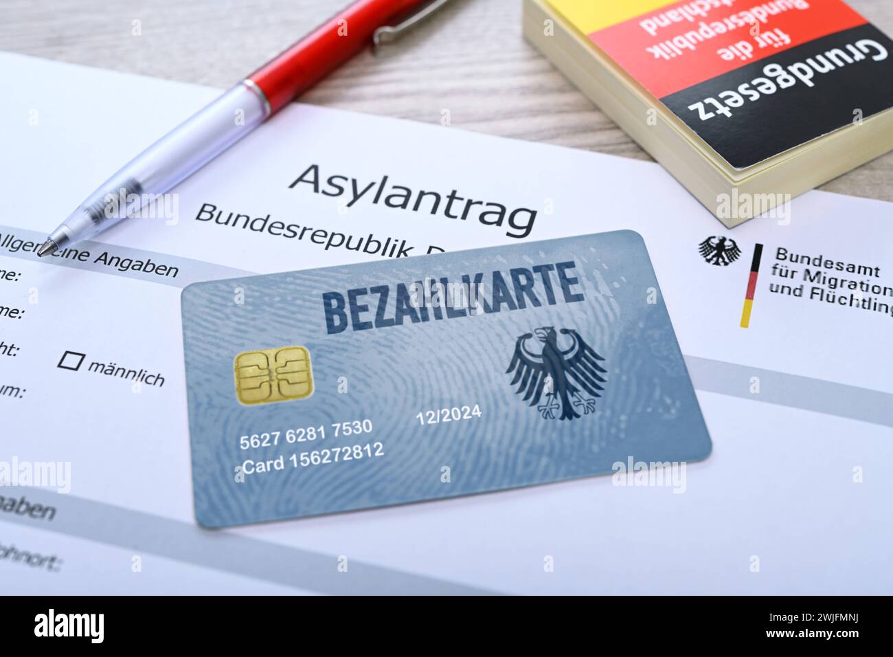 FOTOMONTAGE, Bezahlkarte für Geflüchtete und Asylsuchende auf einem Asylantrag, Symbolfoto *** PHOTOMONTAGE, payment card for refugees and asylum seekers on an asylum application, symbolic photo Stock Photo