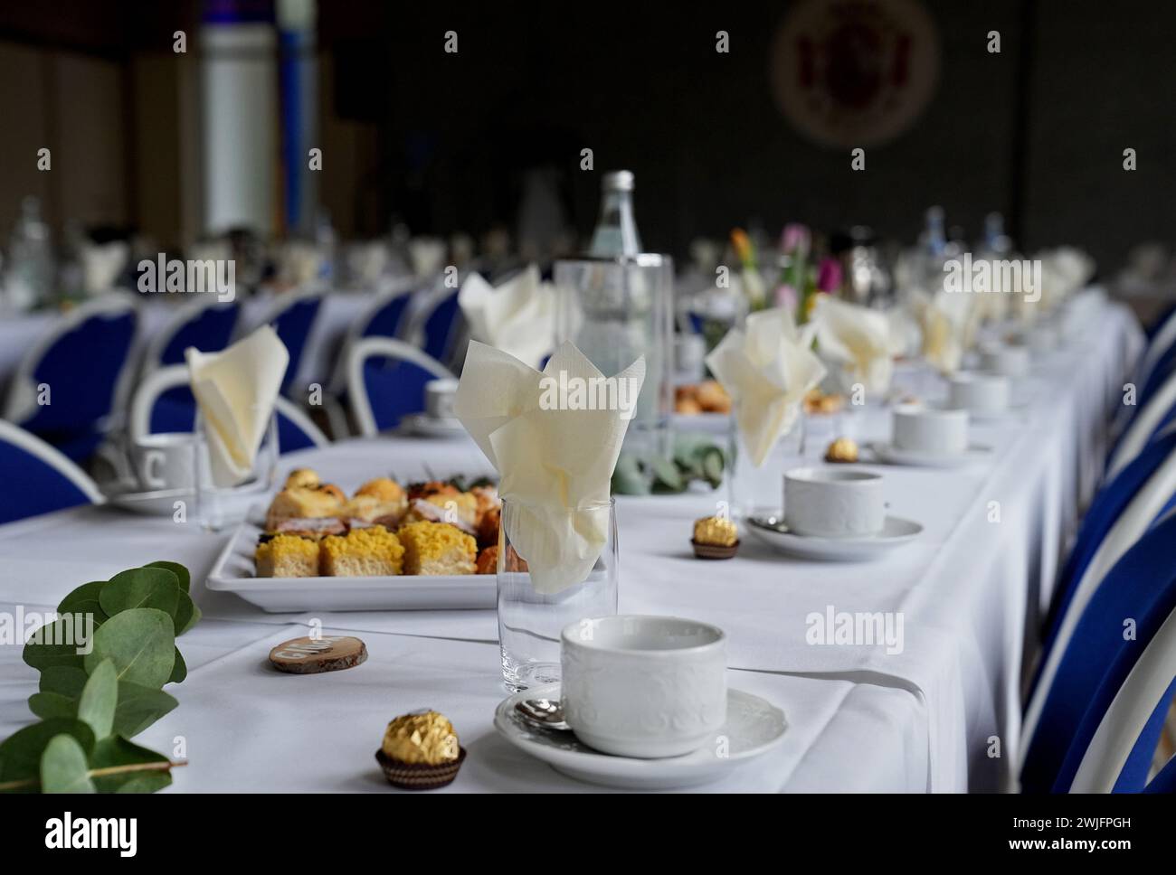 Kaffeetafel mit Wassergläsern, Gebäck, Dekoration. Festlicher Anlass. Kerstin Gohl Stock Photo