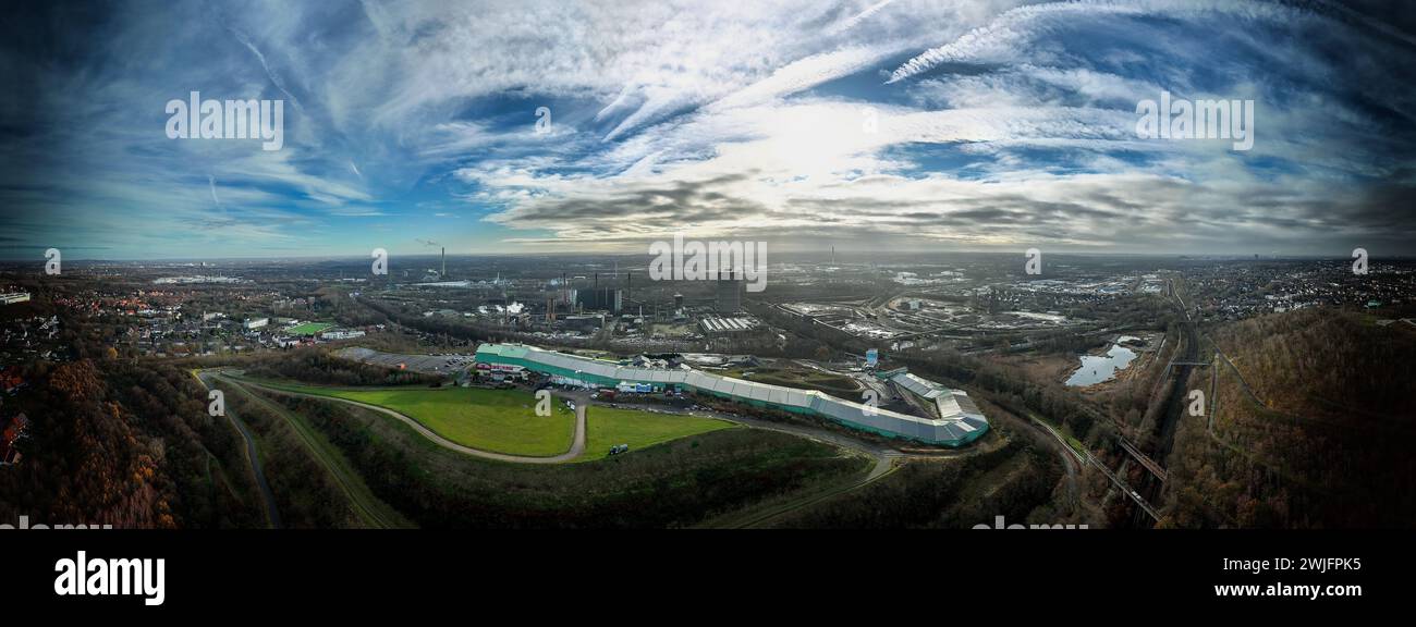Bottrop: 360 Grad Aufnahme am 12.12. 2023 von dem Parkplatz Prosperstraße in Bottrop aus in Richtung Alpincenter und Indoor Skydiving. Kerstin Gohl Stock Photo