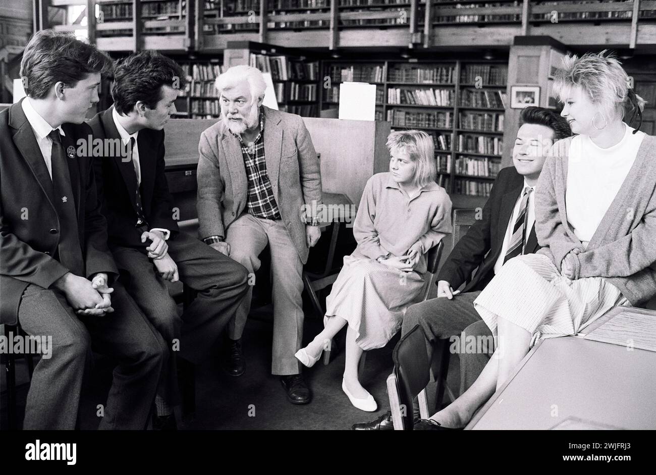 Poet Jon Silkin with students at Wycliffe College in 1988 Stock Photo