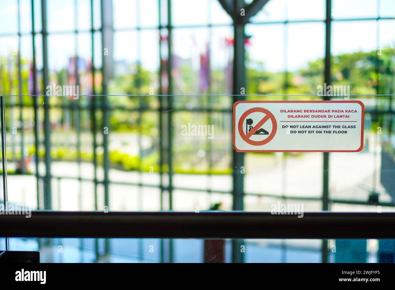 warning sign don't sit on the floor Stock Photo Alamy