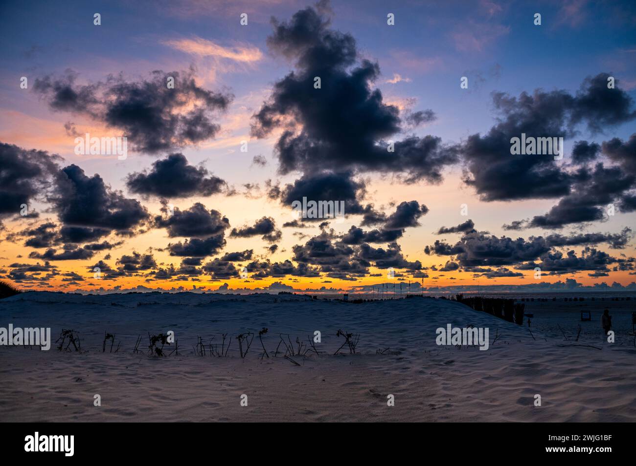 Abendstimmung Sonnenuntergang am Sandstrand von Norddorf auf der Nordseeinsel Amrum Stock Photo