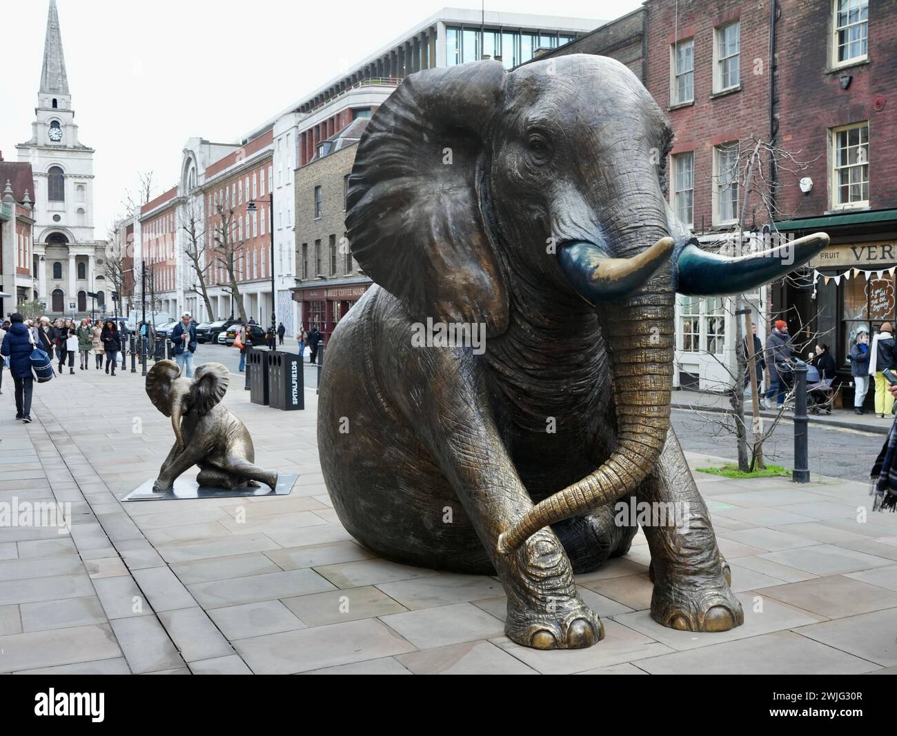 Bronze Mother and Baby Elephant statues at Spitalfields. London, UK