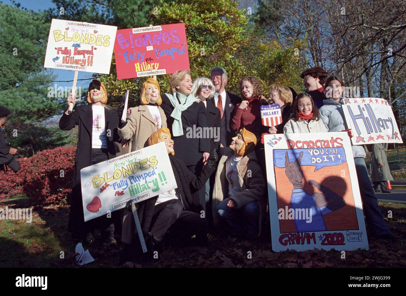 Hillary Rodham Clinton, William Jefferson Clinton and Chelsea Clinton pose at a voting station where a group of women are holding signs and wearing Hillary masks, Chappaqua, New York, 11/7/2000. (Photo by David Scull/White House Photograph Office-Clinton Administration) Stock Photo