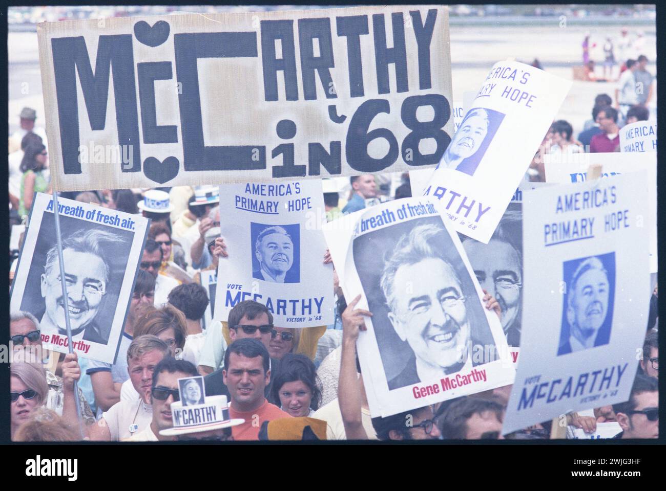 Photograph of Eugene McCarthy (D-MN) Supporters at the 1968 Democratic National Convention, Chicago, Illinois, 8/1968.( Photo by United States Information Agency) Stock Photo