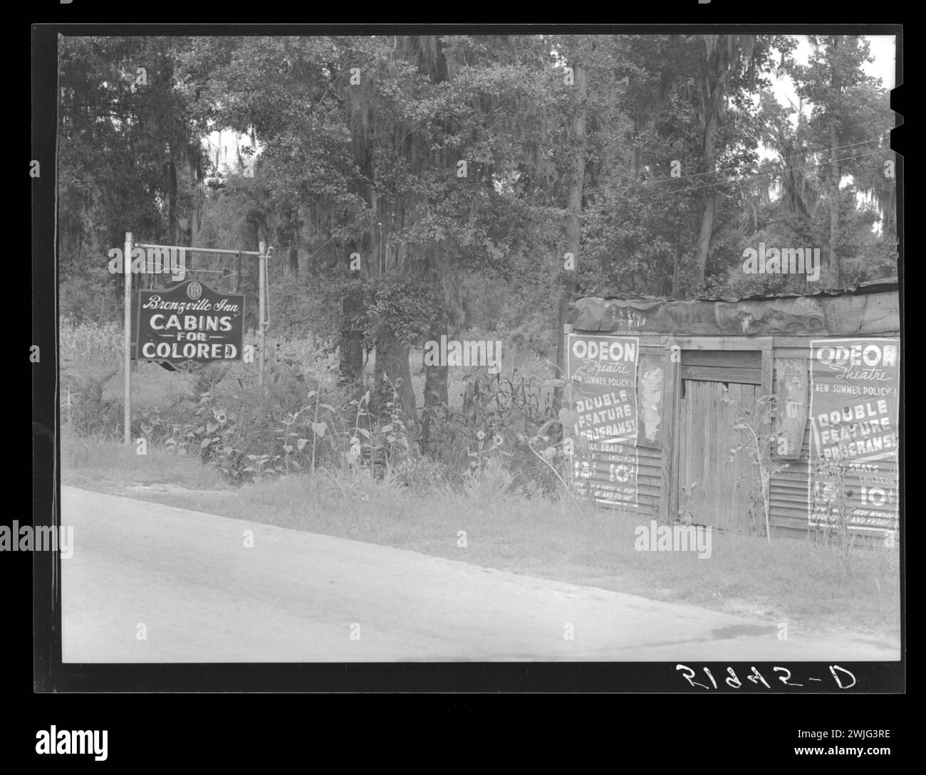 Highway sign advertising Bronzville Inn, segregated roadside tourist cabins, South Carolina, 6/1939. (Photo by Marion Post Wolcott/U S Farm Security Administration/OWI) Stock Photo