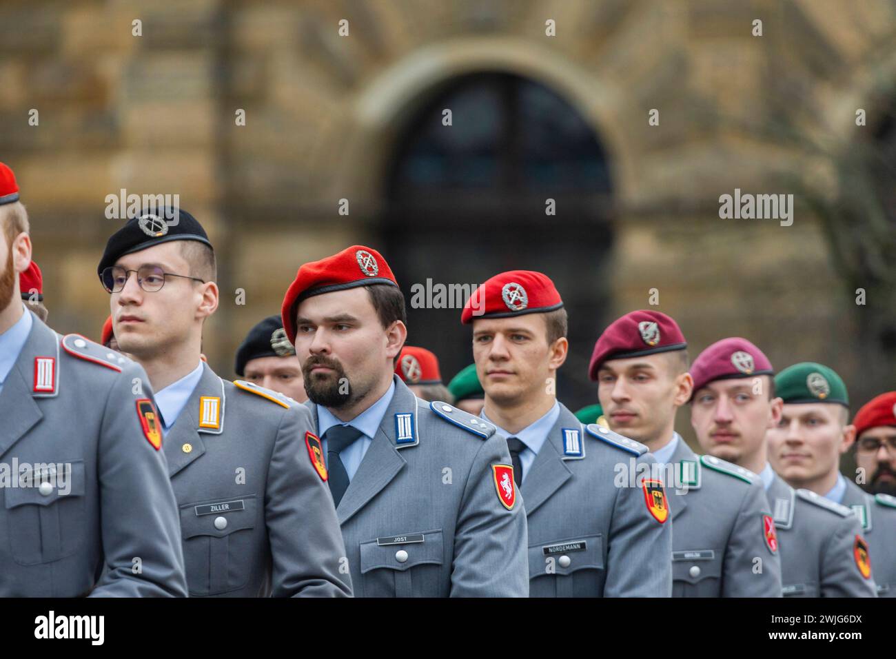 Öffentlicher Appell der Offiziersschule des Heeres auf dem Theaterplatz: Bundeswehr ehrt und verabschiedet junge Soldatinnen und Soldaten. Appell auf dem Theaterplatz in Dresden. Rund 700 junge Soldaten und Soldatinnen werden mit militärischem Zeremoniell aus ihrer viereinhalbmonatigen Ausbildung verabschiedet. Vor der Kulisse der Semperoper wurden alle Teilnehmenden des Offizierslehrgangs Truppendienst für ihre Leistungen gewürdigt. Mit dem Lehrgang beendeten die Soldatinnen und Soldaten einen wichtigen Ausbildungsabschnitt auf dem Weg zum militärischen Führer. Teil des Appells war auch die V Stock Photo