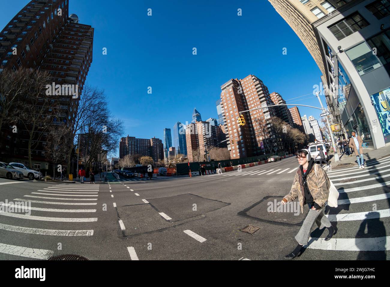 Construction site of an apartment building in Chelsea in New York on Wednesday, February 7, 2024. Surrounded by the Penn South cooperative with Hudson Yards looming in the background.  (© Richard B. Levine) Stock Photo