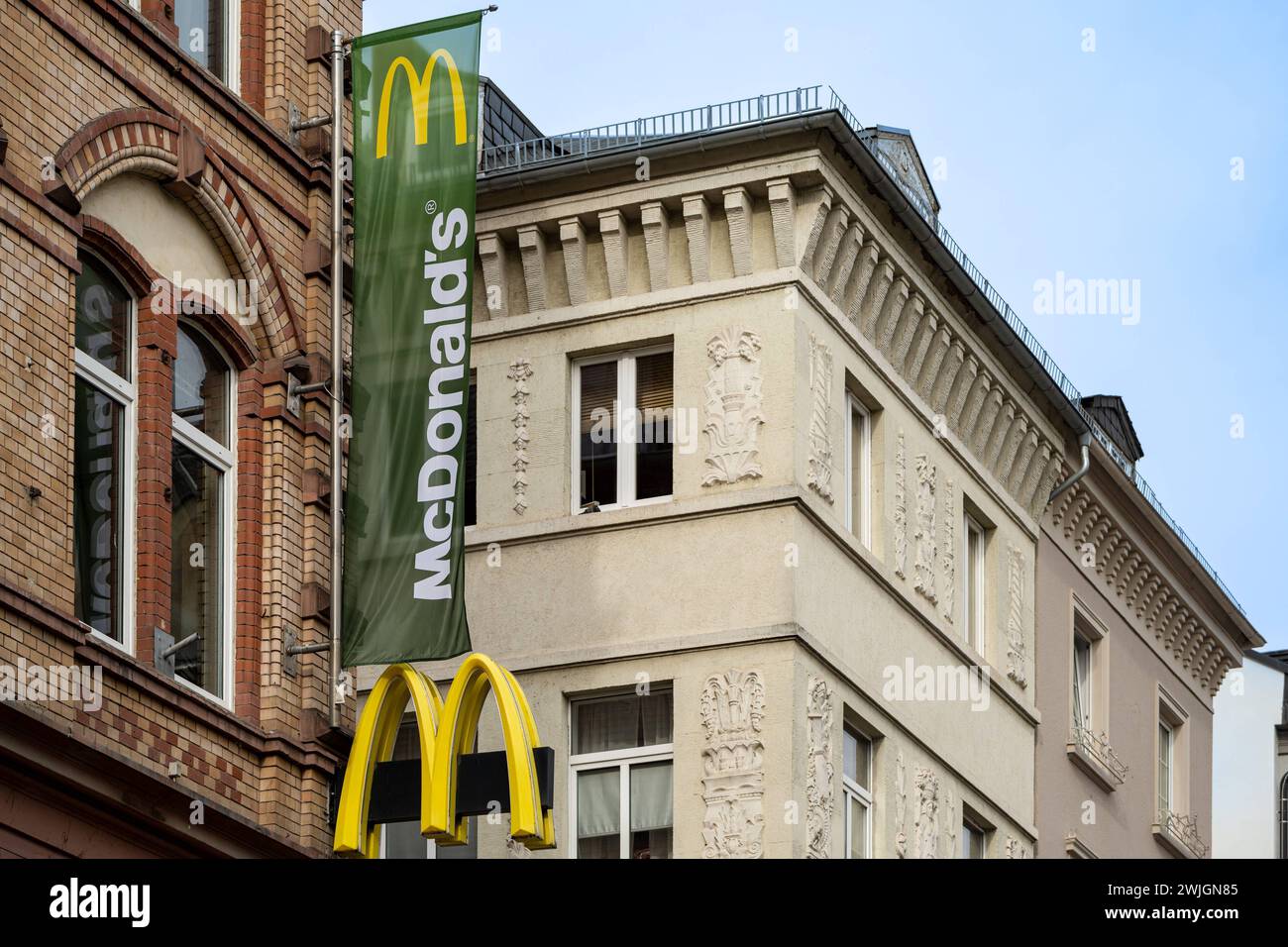 McDonald s Logo und Fahne an der Fassade 15.02.24, Wiesbaden ...
