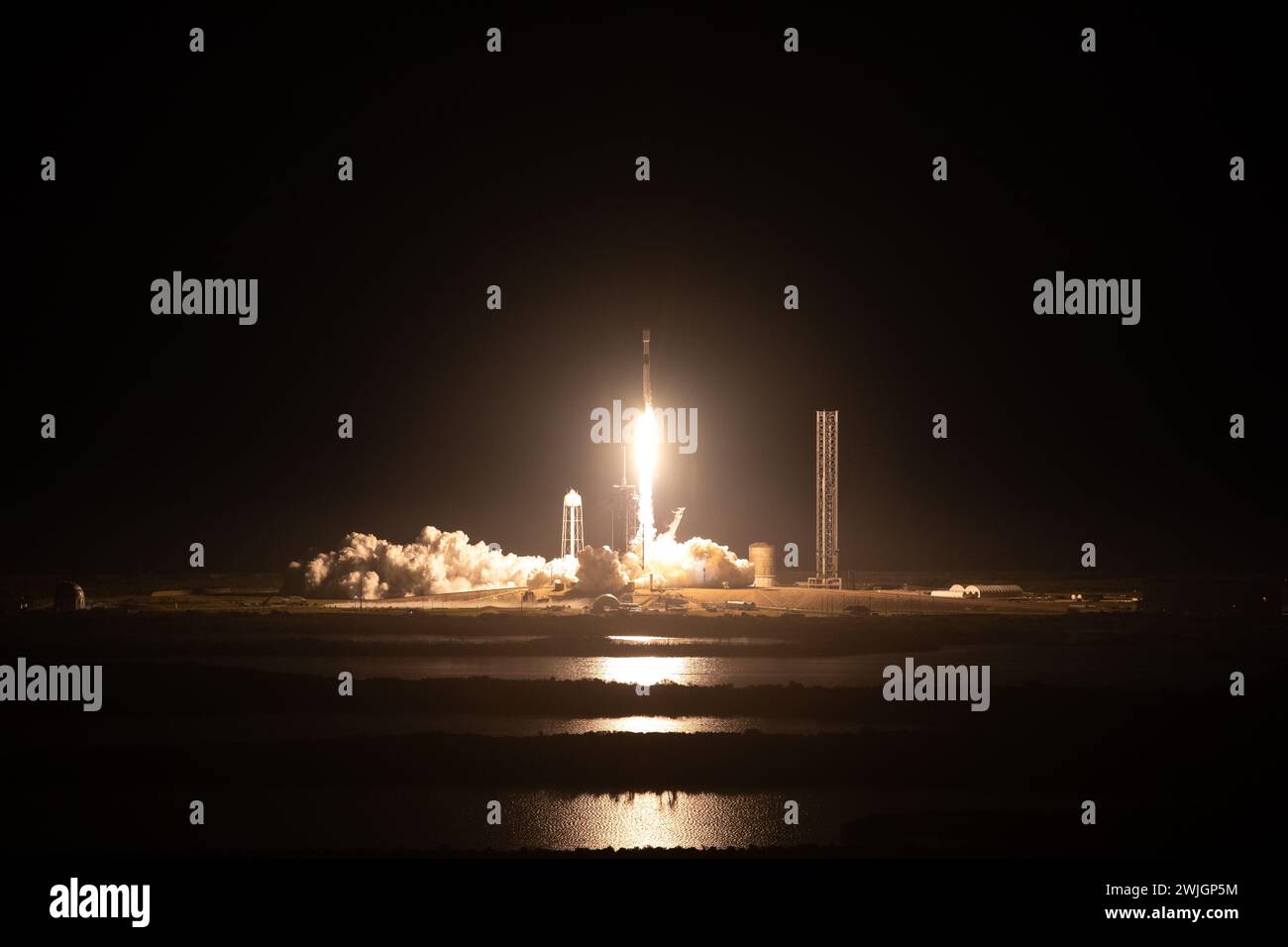 Cape Canaveral, United States of America. 15 February, 2024. A SpaceX Falcon 9 rocket carrying Intuitive Machines' Nova-C lunar lander blasts off from Launch Pad 39A at the Kennedy Space Center, February 15, 2024 in Cape Canaveral, Florida. This is the first commercial mission to the moon for the NASA Artemis program. Credit: Kim Shiflett/NASA/Alamy Live News Stock Photo