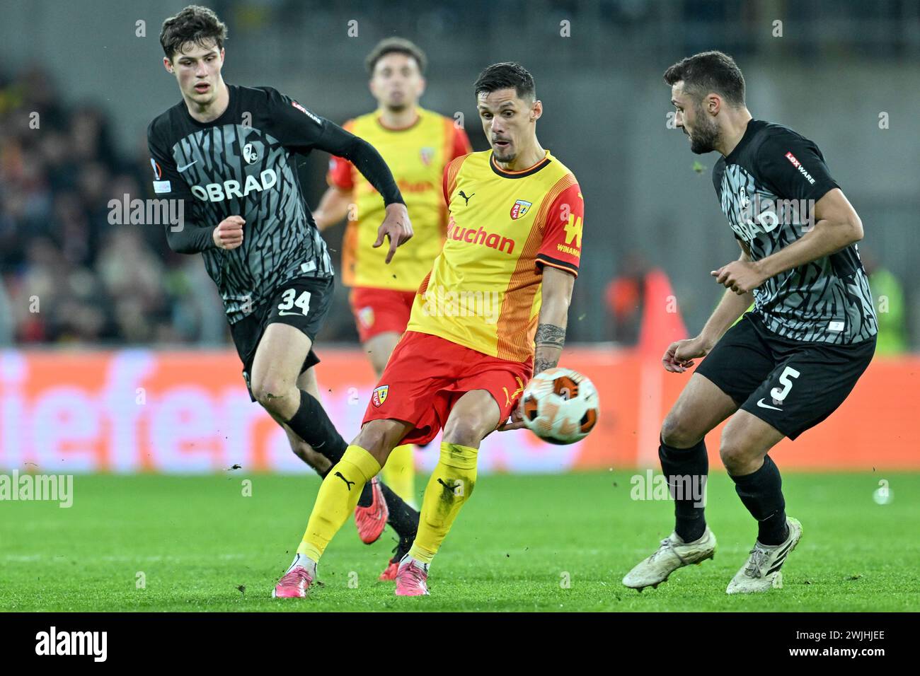 Lens, France. 15th Feb, 2024. Merlin Röhl (34) of Freiburg and Manuel Gulde (5) of Freiburg defending on Florian Sotoca (7) of RC Lens during the Uefa Europa League play-off -first leg game in the 2023-2024 season between Racing Club de Lens and SC Freiburg on February 15, 2024 in Lens, France. (Photo by David Catry/Isosport) Credit: sportpix/Alamy Live News Stock Photo
