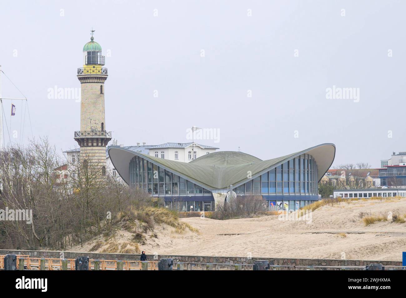 eines-der-wahrzeichen-von-warnemuende-leuchtturm-und-teepott-ger-mv