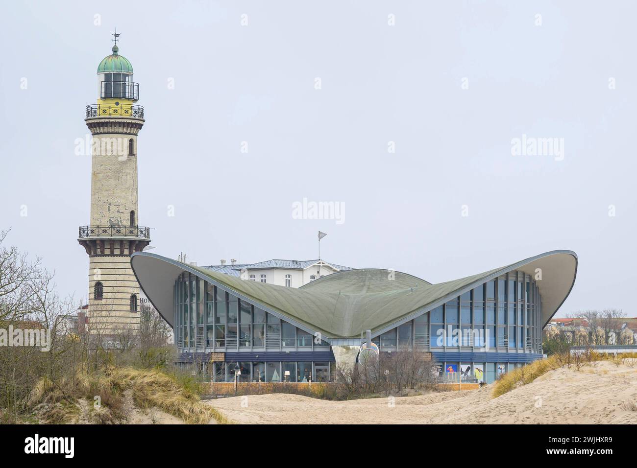 eines-der-wahrzeichen-von-warnemuende-leuchtturm-und-teepott-ger-mv