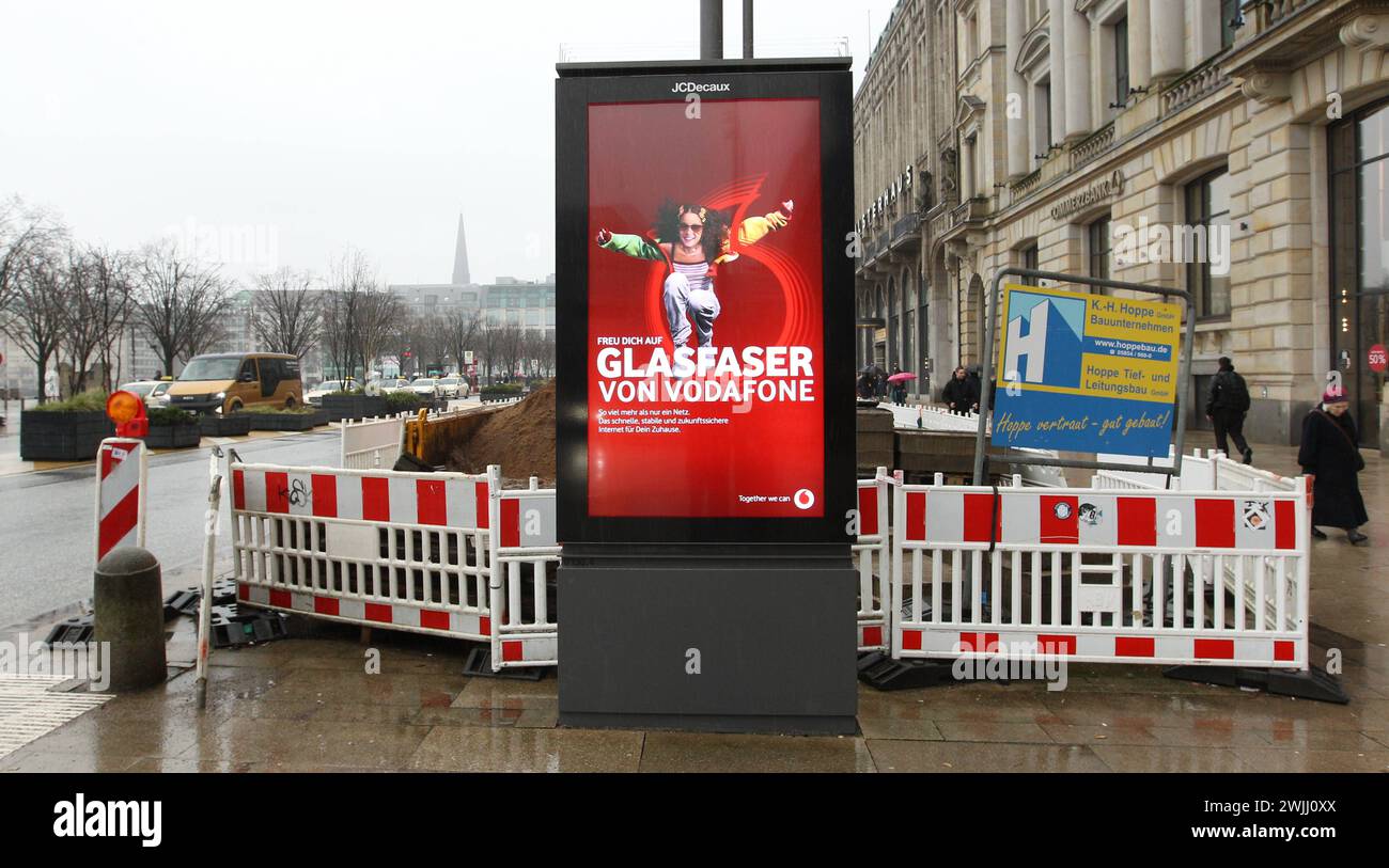 Auf einer Digitaltafel vom Außenwerber JCDecaux wirbt Vodafone für sein Glasfasernetz. Altstadt Hamburg *** Vodafone advertises its fiber optic network Altstadt Hamburg on a digital billboard from outdoor advertiser JCDecaux Stock Photo