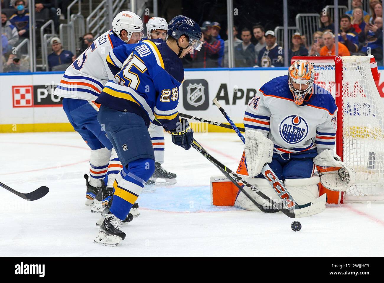 Edmonton Oilers goaltender Stuart Skinner (74) defends against St ...