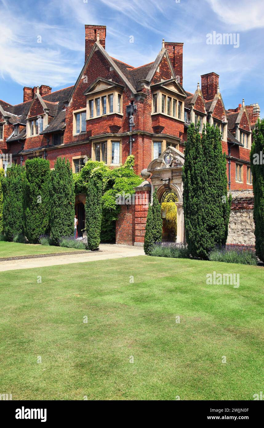 Cambridge university campus gate hi-res stock photography and images ...