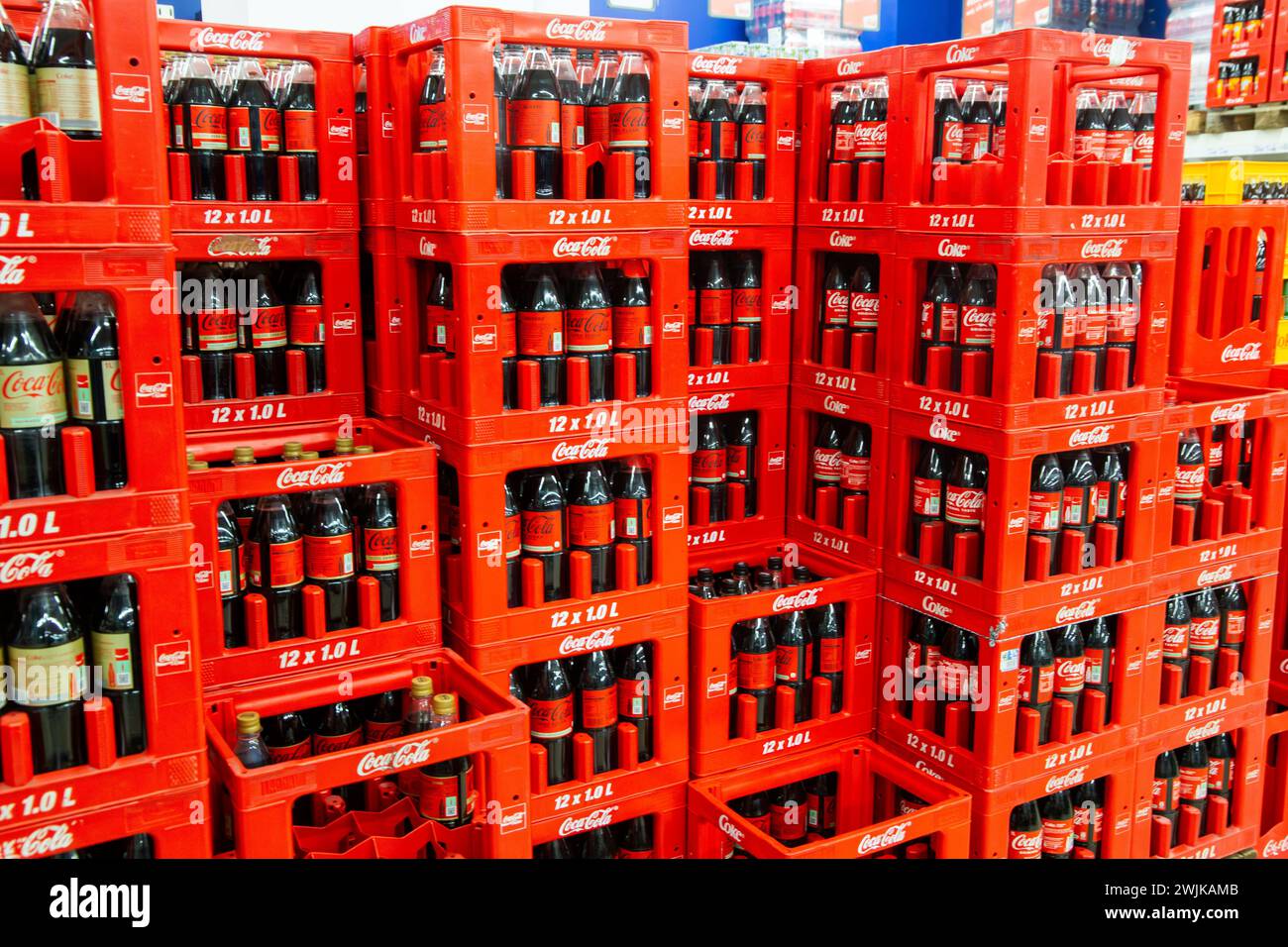 Februar 2024: Coca-Cola-Kisten im Supermarkt Stock Photo