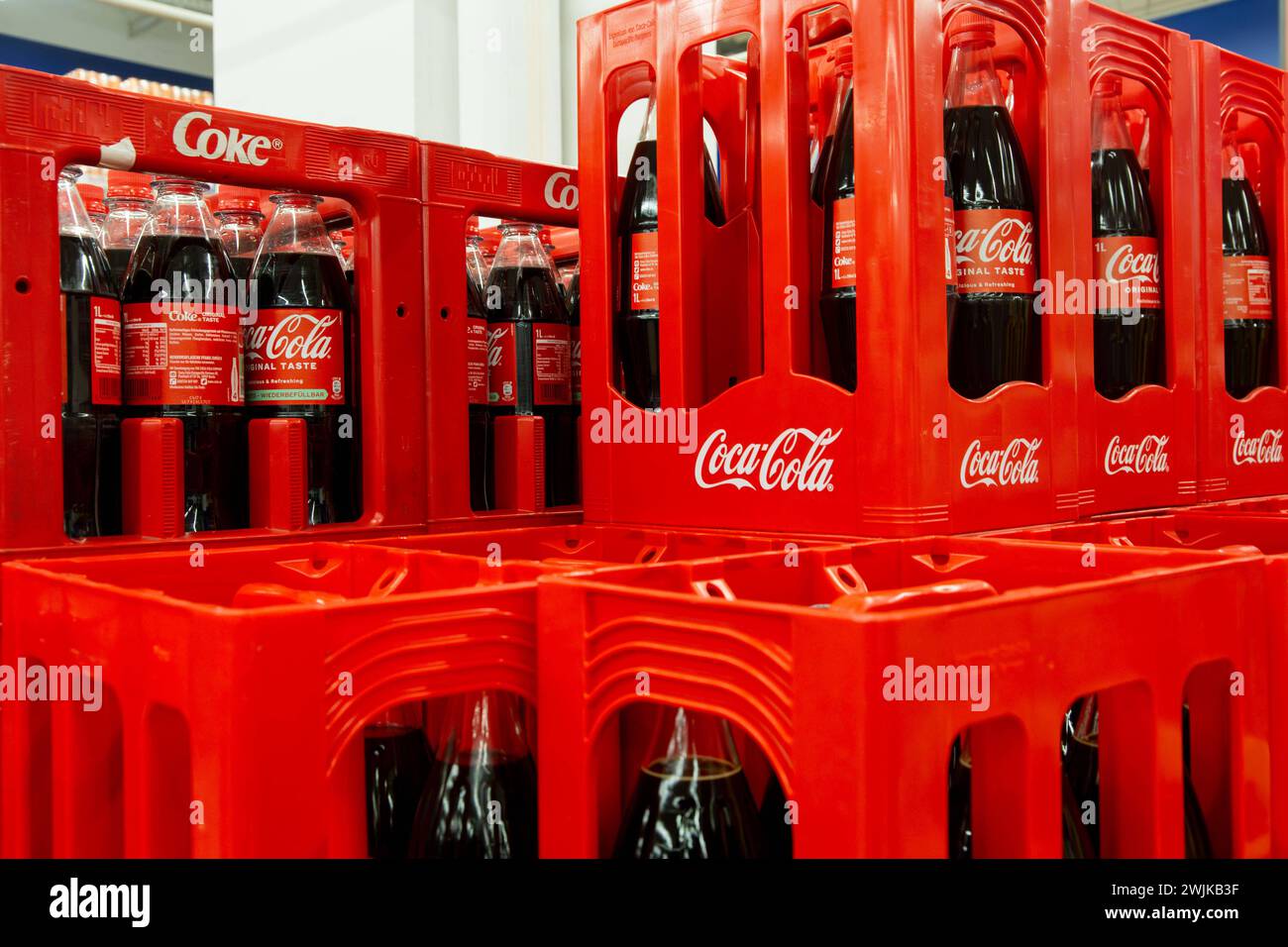 Februar 2024: Coca-Cola-Kisten im Supermarkt *** February 2024 Coca ...