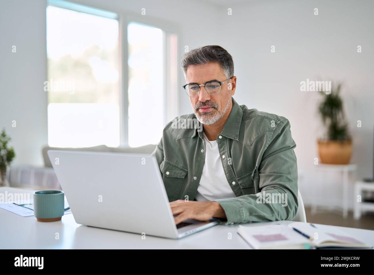 Serious mature older adult hi-res stock photography and images - Alamy