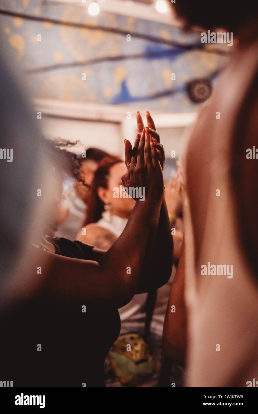 Black woman clapping hi-res stock photography and images - Alamy