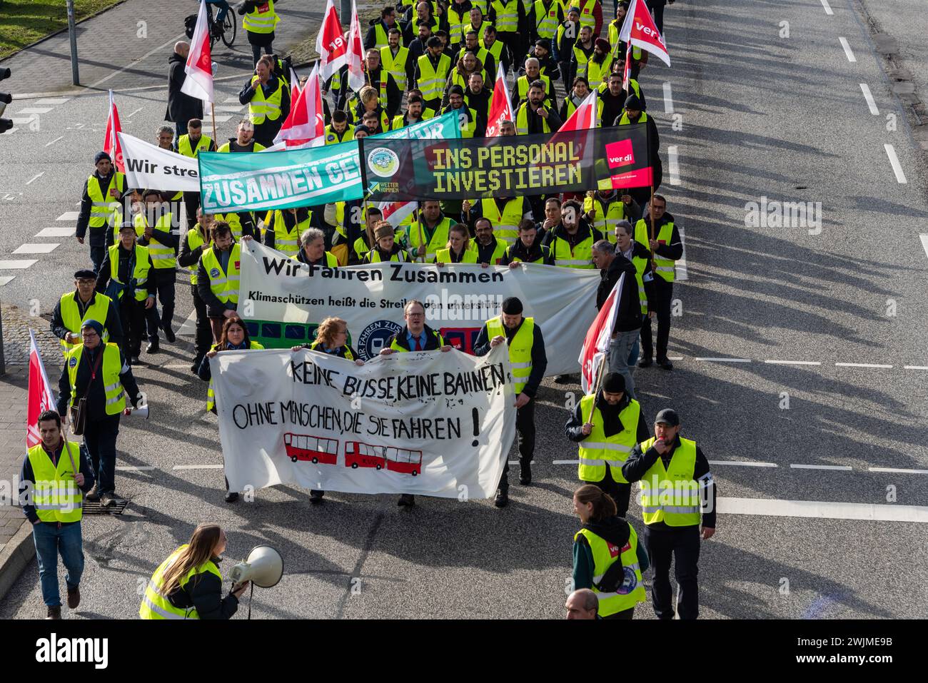 Kiel, Deutschland, 16.02.2024, Busfahrer streiken mit Verdi und FFF in der Landeshauptastdt und ziehen zur Kundgebung vor das Landeshaus Stock Photo