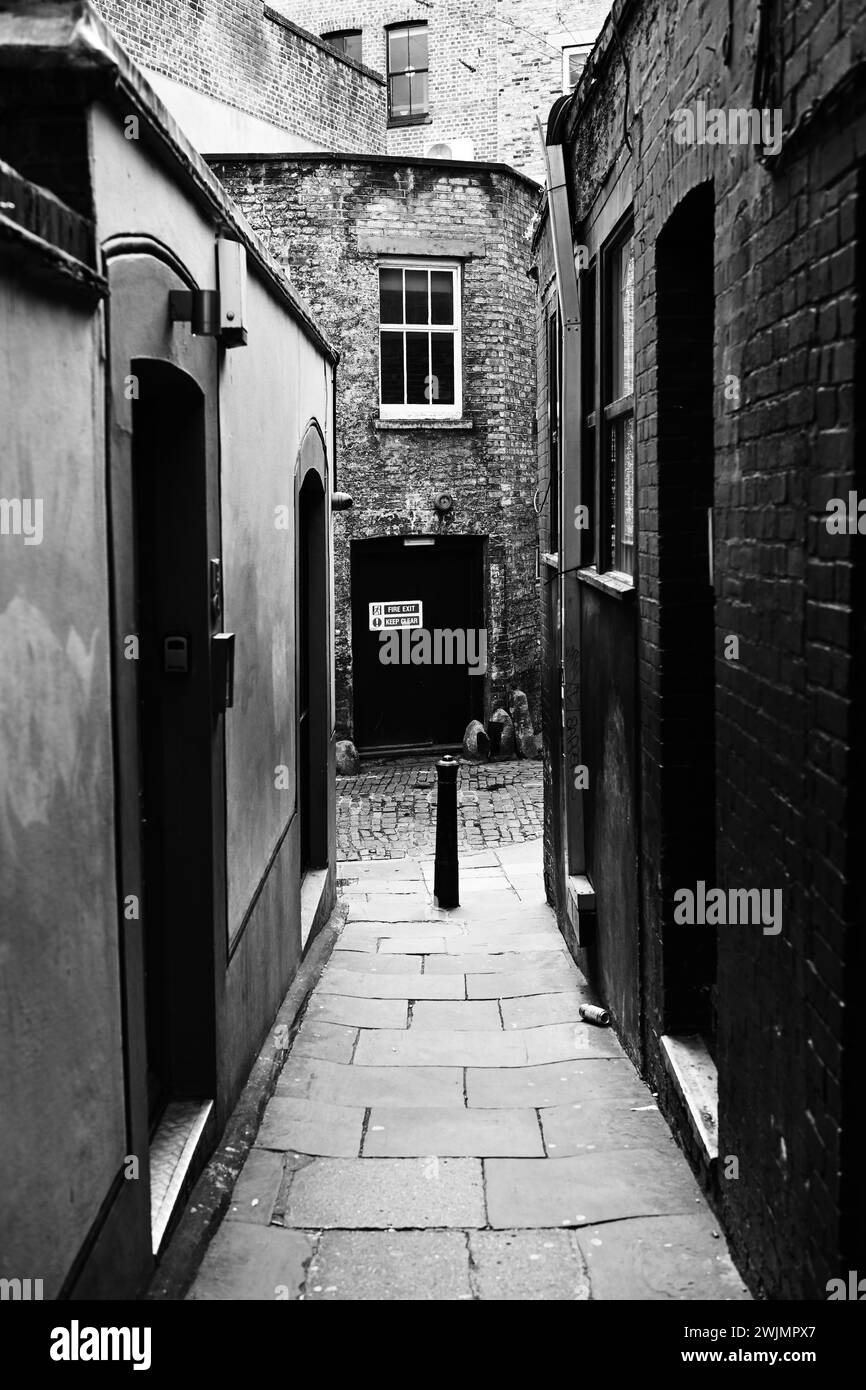 Narrow street in london Black and White Stock Photos & Images - Alamy