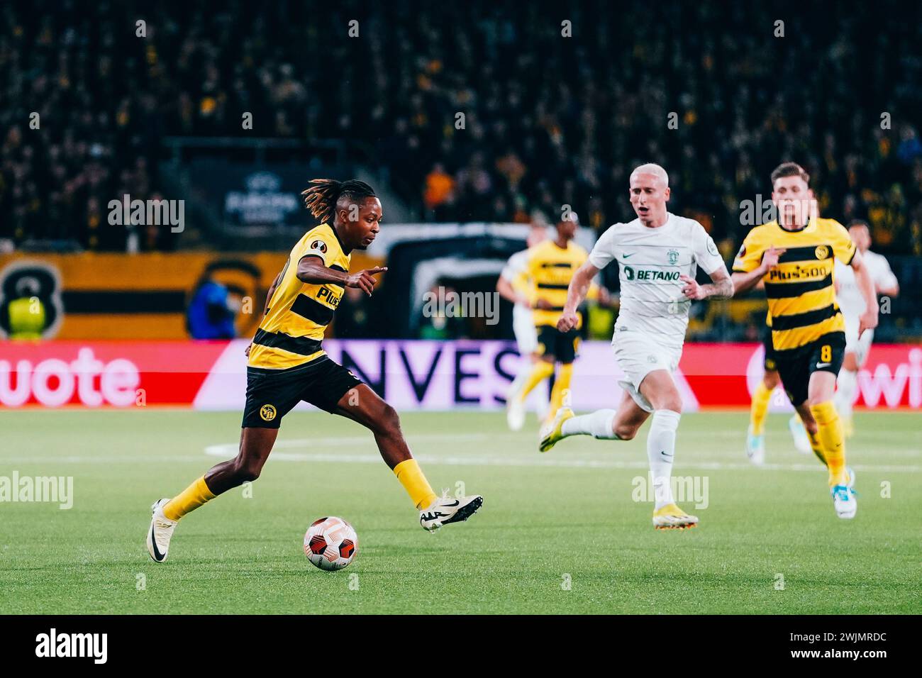 Bern, Switzerland, February 16th 2024: during the UEFA Europa League footall match between BSC Young Boys and Sporting CP at Wankdorf Stadion in Bern, Switzerland. #32 Joel Mvuka (BSC Young Boys, left) against #11 Nuno Santos (Sporting CP, right) (Maximilian Gärtner/SPP) Credit: SPP Sport Press Photo. /Alamy Live News Stock Photo