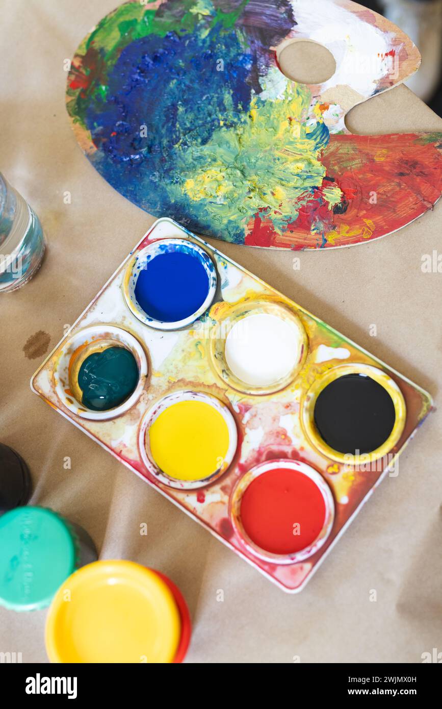Palette table hi-res stock photography and images - Alamy