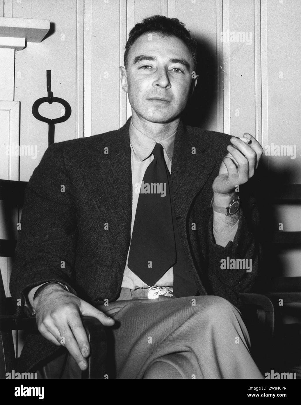 A smoking J. Robert Oppenheimer at the Guest Lodge in Oak Ridge, circa February 1946 - the inventor of the Atomic Bomb Stock Photo