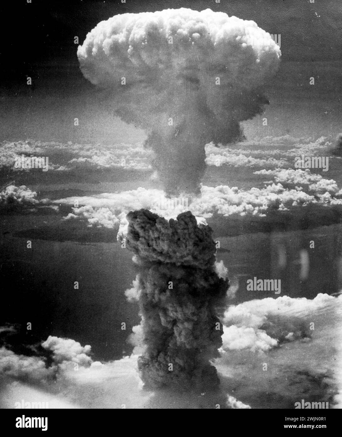 Atomic Bomb disaster, Japan - Nagasaki bomb 1945 - Atomic Cloud Rises Over Nagasaki Stock Photo
