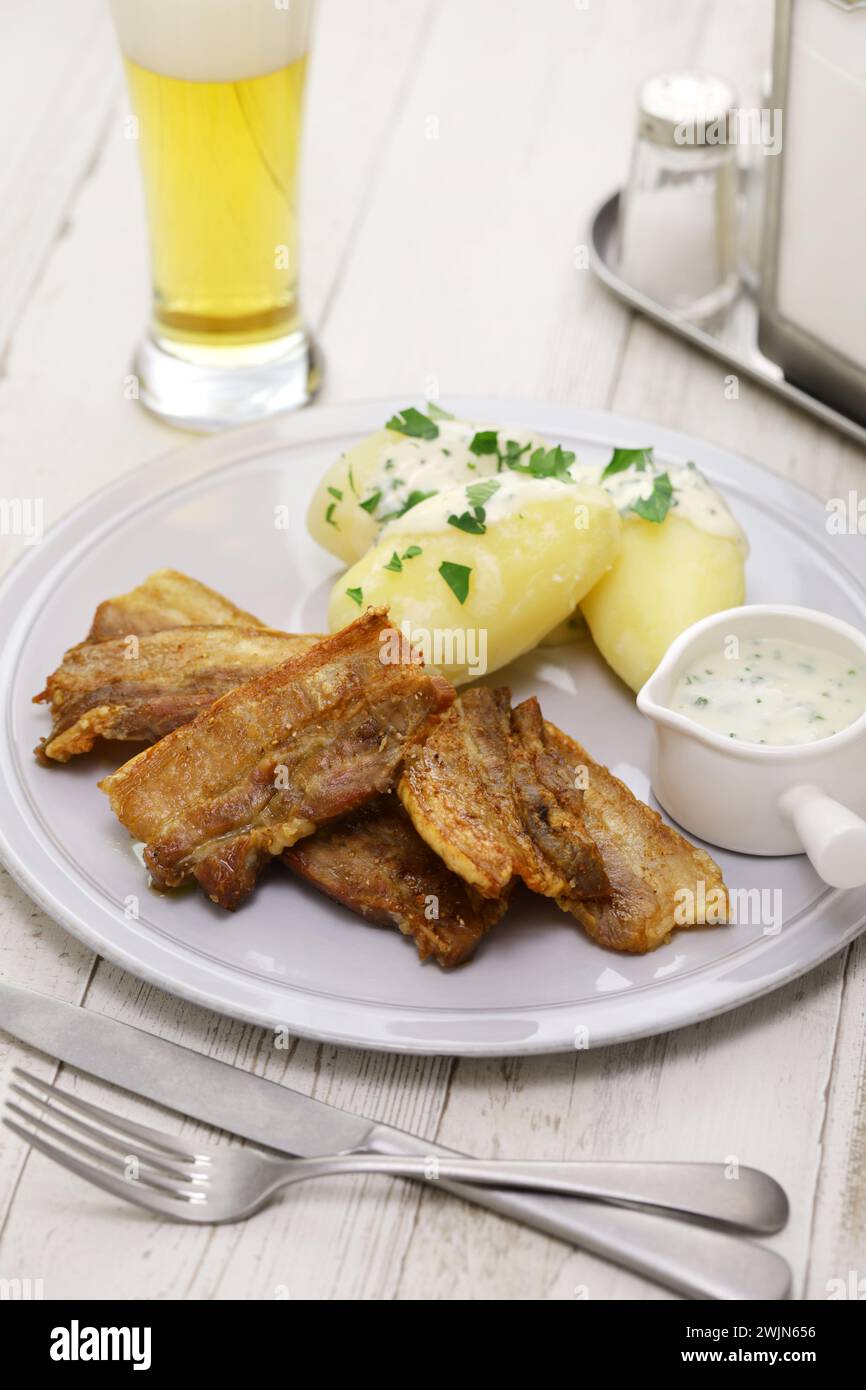 "Stegt flæsk med persillesovs" (sliced pork belly with skin on and fried, served with parsley