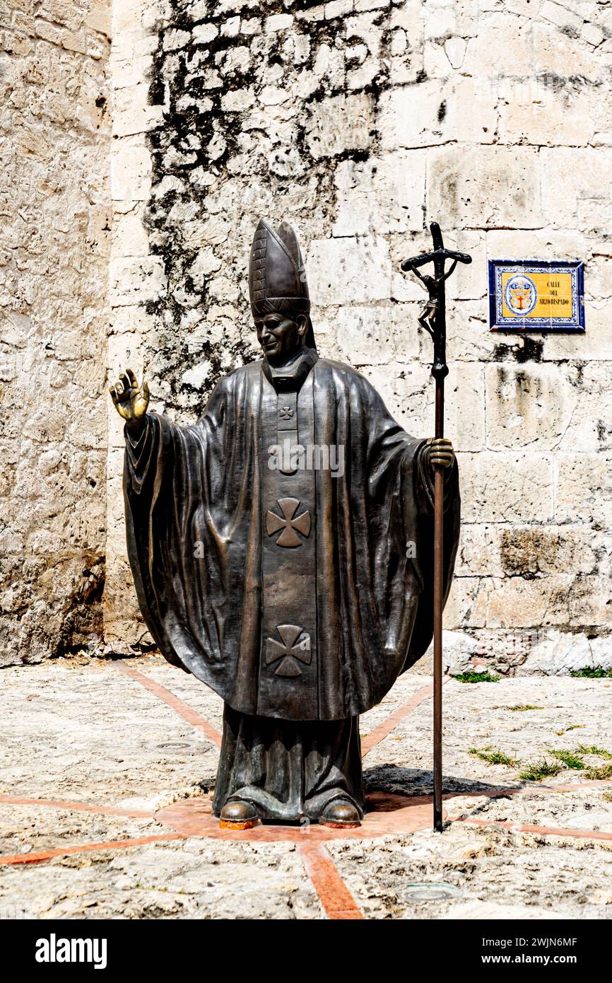 A bronze statue of Pope John Paul II stands behind the Cathedral of Cartagena in the old walled city (Las Murallas), Cartagena, Colombia Stock Photo